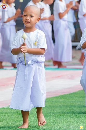 ภาพ No.215910:วันพฤหัสบดีที่ 3 เมษายน พ.ศ. 2568 พิธีบรรพชาสามเณร ภาคฤดูร้อน รุ่นที่ 15  บูชาธรรมหลวงพ่อธัมมชโย 81 ปี 81 รูป ณ ศูนย์ปฏิบัติธรรมสวนผึ้ง จ.ราชบุรี