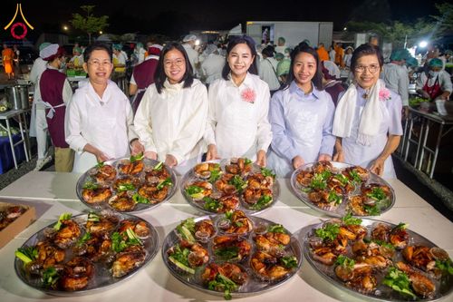 ภาพ No.196315:พิธีถวายภัตตาหารเป็นสังฆทาน แด่พระธรรมยาตรา ณ วัดโบสถ์(บน) ตำบลบางคูเวียง อำเภอบางกรวย จังหวัดนนทบุรี ในโครงการธรรมยาตรา กตัญญูบูชา มหาปูชนียาจารย์ พระมงคลเทพมุนี(สด จนฺทสโร) พระผู้ปราบมาร อนุสรณ์สถาน 7 แห่ง ปีที่ 13 วันที่ 17 มกราคม พ.ศ. 2568