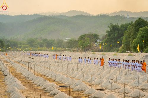 ภาพ No.63232:Photo Story  มหัศจรรย์วัดดงดินแดง Episode 1  พิธีปลงผมนาคธรรมทายาท  ในโครงการบรรพชาอุปสมบทหมู่ ฟื้นฟูพระพุทธศาสนาทั่วไทย วัดดงดินแดง ณ ลำน้ำแม่ตื่น อ.อมก๋อย จ.เชียงใหม่ วันที่ 2 เมษายน พ.ศ. 2567