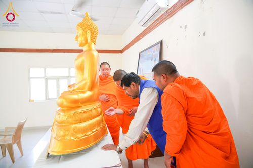 ภาพ No.213370:วันที่ 26 มีนาคม พ.ศ. 2568 วัดพระธรรมกายและมูลนิธิธรรมกาย มอบพระธรรมกายบรรจุพระธาตุแก่รัฐมนตรีว่าการกระทรวงยุติธรรมฯ ประเทศอินเดีย