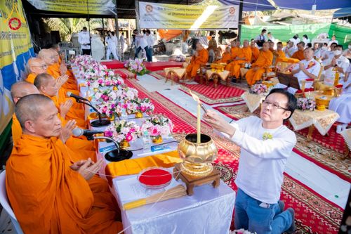 ภาพ No.62335:คณะศิษยานุศิษย์รวมใจสถาปนาและสมโภช ธรรมจักร เพื่ออัญเชิญประดิษฐาน ณ ยอดอุโบสถ 80 ปี หลวงพ่อธัมมชโย วัดพระธรรมกายนิวเจอร์ซี ประเทศสหรัฐอเมริกา  วันอาทิตย์ที่ 7 เมษายน พ.ศ. 2567