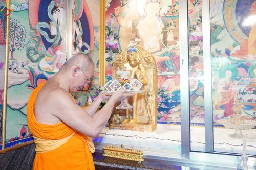 ภาพ No.80598:พิธีถวายพระบรมสารีริกธาตุแด่พระเดชพระคุณหลวงพ่อดร. ไมตรี ศากยะ เจ้าอาวาสวัดอานันทกุฏิ เพื่อประดิษฐานในเจดีย์สภาสงฆ์นิกายเถรวาท มหายานและวัชรยานแห่งเนปาล (Dharmodaya Sabha) ณ ลุมพินี ประเทศเนปาล  วันที่ 1 พฤษภาคม พ. ศ. 2566