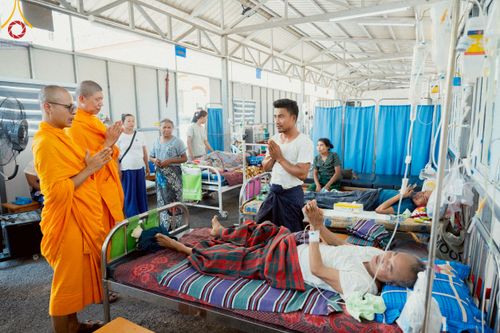 ภาพ No.220262:วันที่ 17 เมษายน พ.ศ. 2568 ผู้แทนวัดพระธรรมกาย ลงพื้นที่เยียวยา ซับน้ำตาเหยื่อแผ่นดินไหวมัณฑะเลย์