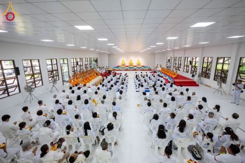 ภาพ No.160758:พิธีเจริญพระพุทธมนต์ และปิดแผ่นทองรูปเหมือน พระเดชพระคุณพระมงคลเทพมุนี (สด จนฺทสโร) พระผู้ปราบมาร จำนวน 3 องค์ วันเสาร์ที่ 5 ตุลาคม พ.ศ. 2567 ณ อาคารปลูกศรัทธา 2 (ชานชลาเดิม) วัดพระธรรมกาย อ.คลองหลวง จ.ปทุมธานี