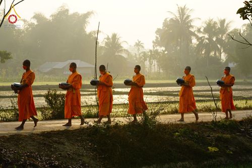 ภาพ No.76341:คณะสงฆ์และสามเณรบิณฑบาต ประเทศบังกลาเทศ วันที่ 11 กุมภาพันธ์ พ.ศ. 2566