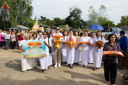 ภาพ No.175666:พิธีทอดกฐิน วัดตะเคียนทอง จ.สุพรรณบุรี ในโครงการกฐินสามัคคีทั่วไทย 30,000 วัด บูชาธรรม 80 ปี หลวงพ่อธัมมชโย โดยคณะศิษยานุศิษย์วัดพระธรรมกาย วันที่ 9 พฤศจิกายน พ.ศ. 2567