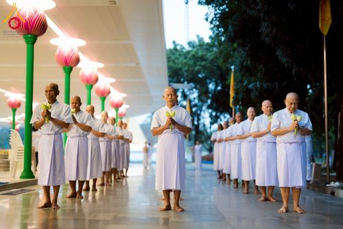 ภาพ No.244492:วันเสาร์ที่ 6 กันยายน พ.ศ. 2568 พิธีเวียนประทักษิณ และวันทาสีมาของนาคธรรมทายาท โครงการอุปสมบทหมู่บูชาธรรมครบรอบ 108 ปี วันครูผู้ค้นพบวิชชาธรรมกาย ณ โบสถ์พระไตรปิฎก วัดพระธรรมกาย