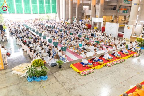 ภาพ No.115429:พิธีตักบาตรฉลองพระใหม่ ในโครงการอุปสมบทหมู่บูชาธรรม 115 ปี คุณยายอาจารย์มหารัตนอุบาสิกาจันทร์ ขนนกยูง วันที่ 19  มกราคม พ.ศ. 2567 ณ มหารัตนวิหารคด วัดพระธรรมกาย