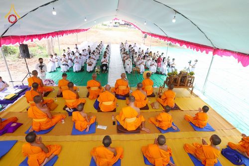 ภาพ No.76091:9พิธีวางศิลาฤกษ์ และตอกเสาเข็มมงคลต้นแรก สร้างหอฉันคุณยายอาจารย์มหารัตนอุบาสิกาจันทร์ ขนนกยูง  ณ ศูนย์ปฎิบัติธรรมนานาชาติสะเดา จ.สงขลา วันที่ 27 มกราคม พ.ศ. 2566