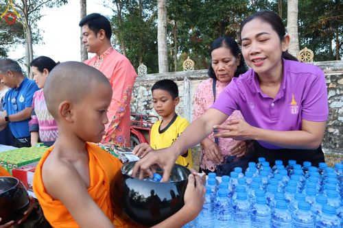 ภาพ No.61027:สามเณรออกบิณฑบาต และกิจกรรมอบรมสามเณร ในโครงการบรรพชาสามเณรฟื้นฟู พระพุทธศาสนาทั่วไทย ณ ศูนย์อบรมที่พักสงฆ์บ้านร่มเย็น จ.นราธิวาส วันที่ 2-15 เมษายน พ.ศ. 2567