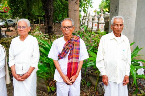 ภาพ No.146653:พิธีต้อนรับสัญญาบัตร พัดยศ ผ้าไตร ในโอกาสที่พระบาทสมเด็จพระเจ้าอยู่หัว ทรงพระกรุณาโปรดพระราชทานสัญญาบัตรตั้งสมณศักดิ์ พระวิมลศาสนวิเทศ (สำรวจ กมโล) เจ้าอาวาสวัดไทยนอร์เวย์ เป็นพระราชาคณะชั้นราช ในราชทินนามที่ “พระราชวชิรศาสนวิเทศ”