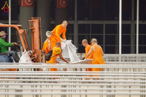 ภาพ No.217582:วันที่ 2-14 เมษายน พ.ศ. 2568 เจ้าหน้าที่เตรียมงานวันคุ้มครองโลก ชุดที่ 1 วัดพระธรรมกาย จ.ปทุมธานี