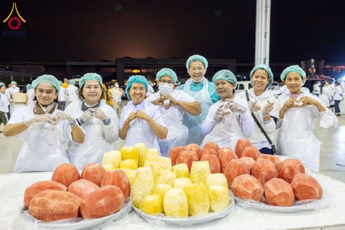 ภาพ No.203154:พิธีถวายภัตตาหารเป็นสังฆทาน แด่พระธรรมยาตรา ณ วัดพระธรรมกาย ตำบลคลองสาม อำเภอคลองหลวง จังหวัดปทุมธานี ในโครงการธรรมยาตรา กตัญญูบูชา มหาปูชนียาจารย์ พระมงคลเทพมุนี(สด จนฺทสโร) พระผู้ปราบมาร อนุสรณ์สถาน 7 แห่ง ปีที่ 13 วันที่ 29 มกราคม พ.ศ. 2568