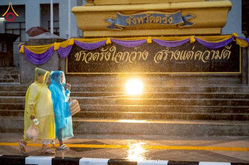 ภาพ No.226036:วันอาทิตย์ที่ 25 พฤษภาคม พ.ศ. 2568 พิธีตักบาตรพระ 1,000 รูปเมืองตรัง ครบรอบ 110 ปี เมืองทับเที่ยง ถวายเป็นพุทธบูชา ถวายเป็นพระราชกุศลแด่รัชกาลที่ 10 และอุทิศส่วนกุศลแด่อดีตเจ้าเมืองตรัง และบรรพบุรุษ ณ บริเวณหน้าศาลากลางจังหวัดตรัง ถนนพระราม 6