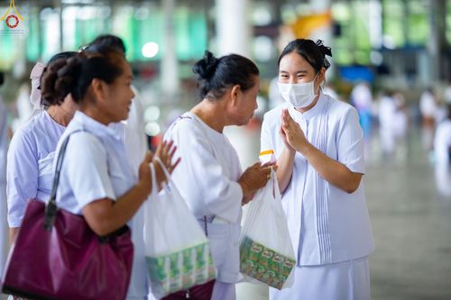 ภาพ No.89406:พิธีตักบาตร ข้าวสารอาหารแห้ง พิธีบูชาข้าวพระ และพิธีจุดเทียนใจ ไฟนิรันดร์  อนันตชัย ณ สภาธรรมกายสากล วัดพระธรรมกาย วันอาทิตย์ที่ 1 ตุลาคม พ.ศ. 2566