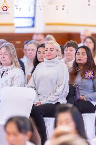 ภาพ No.96384:พิธีทอดกฐินราชันปฐพี ราชินีที่ดิน เพื่อซื้อที่ดินหลังโบสถ์ ฉลองครบรอบ 10 ปีสถาปนาโบสถ์วัดพุทธ วันอาทิตย์ที่ 19 พฤศจิกายน พ.ศ. 2566 ณ วัดพระธรรมกายนิวคาสเซิล ประเทศอังกฤษ