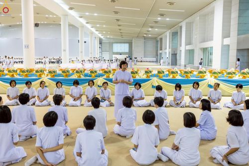 ภาพ No.233727:วันเสาร์ที่ 19 กรกฎาคม พ.ศ.2568 วันมหารำลึก ครั้งที่ 35 พิธีรำลึกถึงนักสร้างบารมี , พิธีสวดพระพุทธมนต์ , พิธีทอดผ้าบังสกุลและถวายไทยธรรม วัดพระธรรมกาย