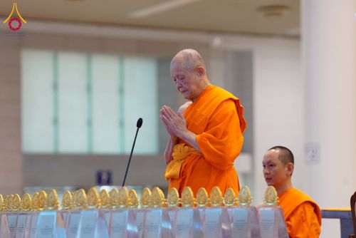 ภาพ No.232109:วันอาทิตย์ที่ 6 กรกฏาคม พ.ศ. 2568 พิธีมอบโล่เกียรติคุณ สวดธัมมจักกัปปวัตตนสูตร และรางวัลโครงการผู้นำแสงสว่างออนไลน์ ณ ห้องแก้วสารพัดนึก1 สภาธรรมกายสากล วัดพระธรรมกาย