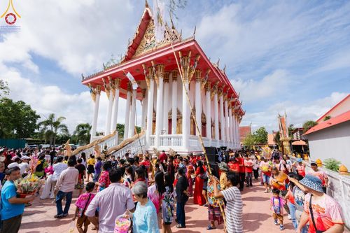 ภาพ No.164272:พิธีทอดกฐิน ณ วัดบ้านงิ้ว จ.ชลบุรี ในโครงการกฐินสามัคคีทั่วไทย 30,000 วัด บูชาธรรม 80 ปี หลวงพ่อธัมมชโย โดย คณะศิษยานุศิษย์วัดพระธรรมกาย วันที่ 20 ตุลาคม พ.ศ. 2567