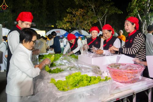 ภาพ No.189926:พิธีถวายภัตตาหารเป็นสังฆทาน แด่พระธรรมยาตรา ณ อนุสรณ์สถานมหาวิหารพระมงคลเทพมุนี (โลตัสแลนด์) อ.สองพี่น้อง จ.สุพรรณบุรี ในโครงการธรรมยาตรา กตัญญูบูชา มหาปูชนียาจารย์ พระมงคลเทพมุนี(สด จนฺทสโร) พระผู้ปราบมาร อนุสรณ์สถาน 7 แห่ง ปีที่ 13 วันที่ 6 มกราคม 2568
