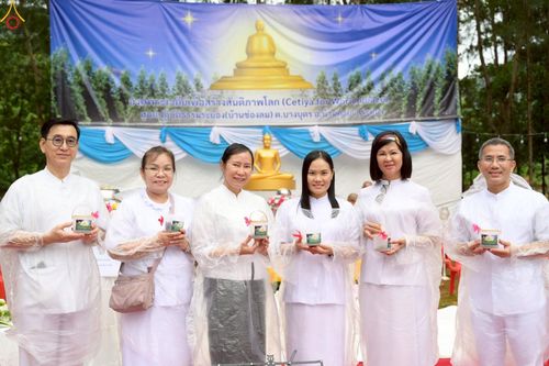 ภาพ No.238303:วันเสาร์ที่ 9 สิงหาคม พ.ศ. 2568 พิธีกลั่นแผ่นดิน โปรยทราย และจุดประทีปถวายเป็นพุทธบูชา จ.ระยอง สถาปนาองค์พระเจดีย์เพื่อสร้างสันติภาพโลก ณ ศูนย์ปฏิบัติธรรมระยอง(บ้านช่องลม) ต.บางบุตร อ.บ้านค่าย จ.ระยอง