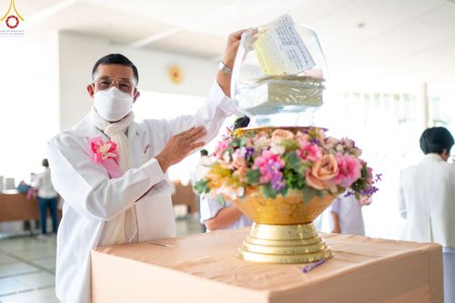 ภาพ No.104476:พิธีบุพเปตพลี ครั้งที่ 145 อุทิศบุญแด่หมู่ญาติที่ล่วงลับไปแล้ว และสืบทอดอายุพระพุทธศาสนา วันพุธที่ 27 ธันวาคม พ.ศ. 2566 (วันพระขึ้น 15 ค่ำ เดือน 12 ) ณ หอฉันคุณยายอาจารย์ฯ วัดพระธรรมกาย