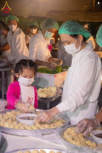 ภาพ No.201761:พิธีถวายภัตตาหารเป็นสังฆทาน แด่พระธรรมยาตรา ณ อนุสรณ์สถานบางปลา วัดบางปลา อำเภอบางเลน จังหวัดนครปฐม ในโครงการธรรมยาตรา กตัญญูบูชา มหาปูชนียาจารย์ พระมงคลเทพมุนี(สด จนฺทสโร) พระผู้ปราบมาร อนุสรณ์สถาน 7 แห่ง ปีที่ 13 วันที่ 26 มกราคม พ.ศ. 2568