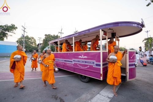 ภาพ No.101723:ตักบาตรพระ 10,000 รูป เติมบุญให้แผ่นดิน เนื่องในโอกาส 192 ปี จังหวัดกาญจนบุรี หนึ่งในโครงการตักบาตรพระ 2,000,000 รูป  77 จังหวัดทุกวัดทั่วไทย วันจันทร์ที่ 11 ธันวาคม พ.ศ. 2566 บริเวณถนนสองแคว (SKY WALK) เมืองกาญจนบุรี