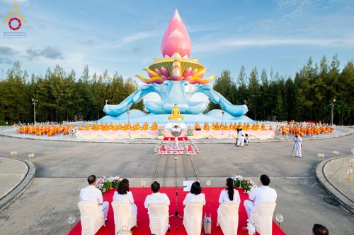 ภาพ No.162229:พิธีจุดประทีปโคมลาน ถวายเป็นพุทธบูชา สร้างความสว่างไสวให้กับแผ่นดินด้วยแสงธรรม วันพฤหัสบดีที่ 17 ตุลาคม พ.ศ. 2567 ณ พุทธอุทยานนานาชาติ จังหวัดหนองคาย