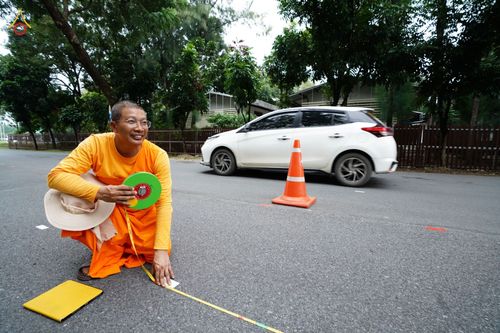 ภาพ No.88649:คณะสงฆ์ เจ้าหน้าที่ และสาธุชน ทุ่มเทแรงกายแรงใจเตรียมงาน เพื่องานวันครูผู้ค้นพบวิชชาธรรมกาย ตั้งแต่วันที่ 20 กันยายน พ.ศ. 2566