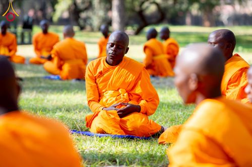 ภาพ No.232956:วันอาทิตย์ 29 มิถุนายน พ.ศ. 2568 กิจกรรมอบรมธรรมทายาทแอฟริกาใต้  ปฏิบัติธรรมสร้างสันติสุขภายใน แสงแห่งพุทธธรรมสู่แผ่นดินแอฟริกาใต้ ณ บริเวณหน้าวัดพระธรรมกายโจฮันเนสเบิร์ก