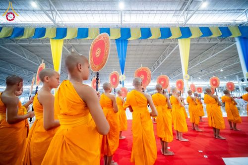 ภาพ No.237397:วันอาทิตย์ที่ 10 สิงหาคม พ.ศ.2568 พิธีมอบใบประกาศเกียรติคุณ โครงการสอบบาลี "ฉลองแชมป์" บูชาธรรม 80 ปี หลวงพ่อธัมมชโย ประจำปี 2568 และ พิธีมอบดวงแก้วสามเณรทรงบาลีไวยากรณ์ ณ สภาธรรมกายสากล วัดพระธรรมกาย ปทุมธานี