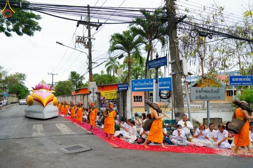 ภาพ No.128442:พิธีอัญเชิญพระบรมสารีริกธาตุ " ใจกลางเมืองนครหาดใหญ่ " เพื่อประดิษฐาน ณ มหารัตนเจดีย์สิริปทุมสวรรค์ (เจดีย์อริยพุทธะ 5 พระองค์) ศูนย์ปฏิบัติธรรมภาคใต้ อ.บางกล่ำ จ.สงขลา  วันที่ 9 มีนาคม พ.ศ. 2567 (ชุดที่ 2)