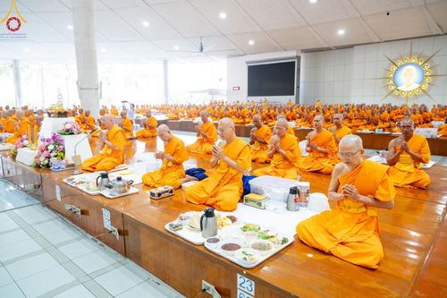 ภาพ No.143139:พิธีถวายภัตตาหารเพื่อเป็นกำลังแห่งการเข้าถึงธรรม ของพระภิกษุสามเณร วัดพระธรรมกาย วันเสาร์ที่ 6 กรกฏาคม พ.ศ. 2567 ณ หอฉันคุณยายอาจารย์ วัดพระธรรมกาย จ.ปทุมธานี