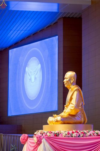 ภาพ No.251211:วันที่ 10 ตุลาคม พ.ศ. 2568 พิธีปฏิบัติธรรม ในวันคล้ายวันเกิด 141 ปี พระมงคลเทพมุนี (สด จนฺทสโร) พระผู้ปราบมาร ณ สภาธรรมกายสากล วัดพระธรรมกาย