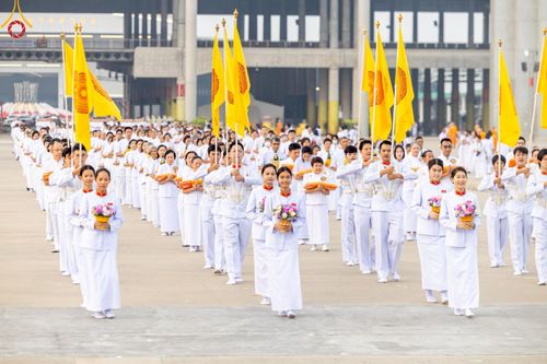 ภาพ No.216908:วันเสาร์ที่ 12 เมษายน พ.ศ. 2568 พิธีเวียนประทักษิณรอบพระมหาธรรมกายเจดีย์  พิธีวันทาเจดีย์ พิธีขอขมาและมอบผ้าไตร ในโครงการอุปสมบทหมู่ บูชาธรรมหลวงพ่อธัมมชโย, โครงการธรรมทายาท ระดับอุดมศึกษา รุ่นที่ 52 ,  โครงการบวชพระนานาชาติ AEC & WAB CEO รุ่นที่ 4 , ณ ว