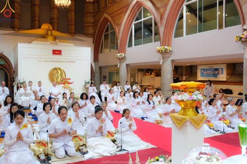 ภาพ No.159876:พิธีบูชาข้าวพระ วันอาทิตย์ต้นเดือน ณ วัดพระธรรมกายลอนดอน วันที่ 6 ตุลาคม พ.ศ. 2567