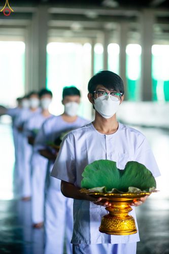 ภาพ No.82477:พิธีปลงผมนาคธรรมทายาท ในโครงการธรรมทายาทระดับอุดมศึกษา รุ่นที่ 50 ภาคฤดูฝน ในวันที่ 10 มิถุนายน พ.ศ. 2566 ณ วัดพระธรรมกาย