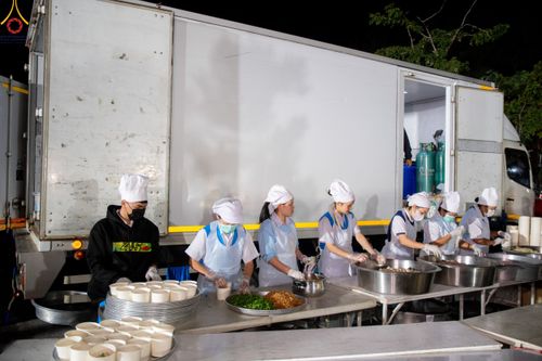 ภาพ No.190379:สาธุชนถวายภัตตาหารเป็นสังฆทาน แด่พระธรรมยาตรา ณ อนุสรณ์สถานมหาวิหารพระมงคลเทพมุนี (โลตัสแลนด์) อ.สองพี่น้อง จ.สุพรรณบุรี ในโครงการธรรมยาตรา กตัญญูบูชา มหาปูชนียาจารย์ พระมงคลเทพมุนี(สด จนฺทสโร) พระผู้ปราบมาร แห่ง ปีที่ 13 วันที่ 7 มกราคม พ.ศ.2568