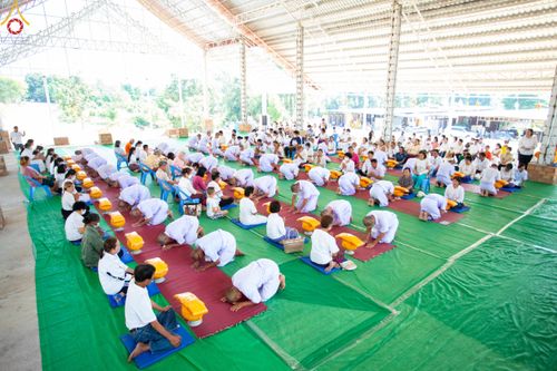 ภาพ No.101540:พิธีขอขมาและมอบผ้าไตร ในโครงการอุปสมบทบูชาธรรม มหาปูชนียาจารย์ พ.ศ. 2566 ณ ธุดงคสถานลำพูน ต.เหล่ายาว อ.บ้านโฮ่ง จ.ลำพูน  วันที่ 7 ธันวาคม พ.ศ. 2566