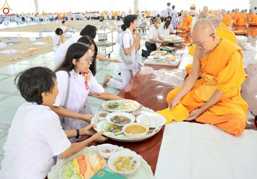 ภาพ No.228769:วันที่ 24 พฤษภาคม และ วันที่ 14 มิถุนายน พ.ศ.2568 พิธีถวายภัตตาหารเมนูสวรรค์ เพื่อการบรรลุธรรม ณ หอฉันคุณยายอาจารย์ฯ วัดพระธรรมกาย