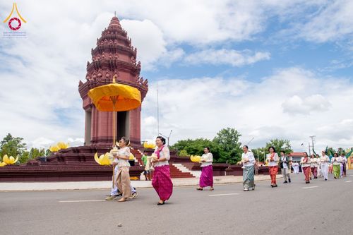 ภาพ No.145462:ศูนย์ปฎิบัติธรรมนครวัด ร่วมกับสำนักงานเจ้าคณะจังหวัดไพลิน ถวายเทียนพรรษา มหาสังฆทานครั้งยิ่งใหญ่ เชื่อมสัมพันธ์ ไทย-กัมพูชา 80 วัด บูชาธรรมธรรมหลวงพ่อธัมมชโย ณ วัดโพธิมาราม จ.ไพลิน ประเทศกัมพูชา วันพุธที่ 17 กรกฎาคม พ.ศ. 2567