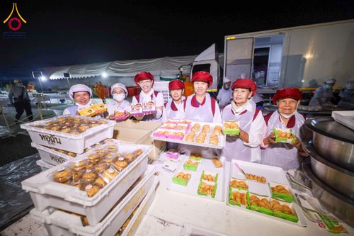 ภาพ No.190982:พิธีถวายภัตตาหารเป็นสังฆทาน แด่พระธรรมยาตรา ณ อนุสรณ์สถานคลองบางนางแท่น อ.สามพราน จ.นครปฐม ในโครงการธรรมยาตรา กตัญญูบูชา มหาปูชนียาจารย์ พระมงคลเทพมุนี(สด จนฺทสโร) พระผู้ปราบมาร อนุสรณ์สถาน 7 แห่ง ปีที่ 13 วันที่ 8 มกราคม พ.ศ. 2568