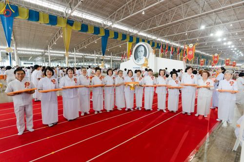 ภาพ No.160080:พิธีทอดผ้าป่าสมทบกฐินวัดพระธรรมกาย และสมทบกฐิน 30,000 วัดทั่วไทย ครั้งที่ 3 ณ สภาธรรมกายสากล วัดพระธรรมกาย วันพฤหัสบดีที่ 10 ตุลาคม พ.ศ. 2567
