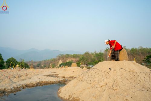 ภาพ No.138597:Photo Story  มหัศจรรย์วัดดงดินแดง Episode 6 พระภิกษุ-สามเณร ในโครงการบรรพชาอุปสมบทหมู่  กว่า 500 รูป และศีลจาริณีกว่า 300 คน ร่วมกันก่อพระเจดีย์ทราย 20,000 องค์ และจุดประทีป  บูชาธรรม 80 ปี หลวงพ่อธมฺมชโย กลางลำน้ำแม่ตื่น