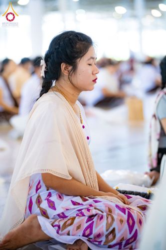 ภาพ No.143633:พิธีถวายผ้าไตร, สวดธรรมจักร, ปฏิบัติธรรม และฟังแสดงพระธรรมเทศนา ภาษาเมียนมา โดยมีสาธุชนชาวเมียนมากว่า 4,000 คน เข้าร่วมพิธี ณ มหารัตนวิหารคด วัดพระธรรมกาย วันอาทิตย์ที่ 7 กรกฎาคม พ.ศ. 2567