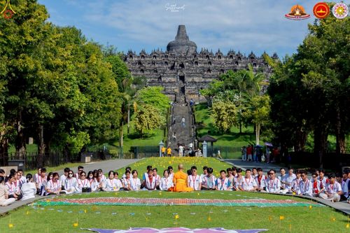 ภาพ No.224706:วันที่ 11 -12 พฤษภาคม พ.ศ. 2568 คณะพระอาจารย์ เจ้าหน้าที่ อาสาสมัคร นักศึกษา ทั้งชาวอินโดนีเซีย และชาวไทย ร่วมแรงร่วมใจ เตรียมงาน เก็บงาน ในวันวิสาขบูชา ณ พระมหาเจดีย์บรมพุทโธ ประเทศอินโดนีเซีย
