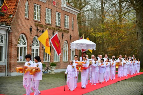 พิธีทอดกฐินสามัคคี เพื่องานเผยแผ่พระพุทธศาสนาวิชชาธรรมกาย ณ วัดพระธรรมกายคอร์ซัวร์ ลุสท์สโกว ประเทศเดนมาร์ก วันเสาร์ที่ 25 พฤศจิกายน พ.ศ. 2566