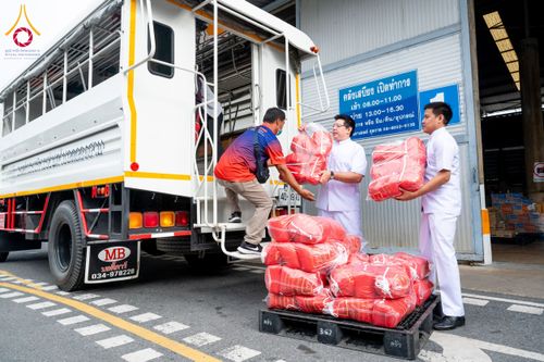 ภาพ No.159354:วัดพระธรรมกาย มูลนิธิธรรมกาย คณะศิษยานุศิษย์ฯ มอบถุงยังชีพ ข้าวสารอาหารแห้ง สมทบศูนย์รับบริจาคช่วยเหลือ ผู้ประสบภัยภาคเหนือ จังหวัดปทุมธานี มอบชุดอาหารปรุงสุกใหม่ ส่งแรงใจแก่เจ้าหน้าที่ผู้ปฏิบัติงาน และจิตอาสา วันที่ 27 กันยายน พ.ศ. 2567