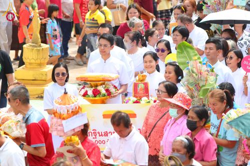 ภาพ No.171952:พิธีทอดกฐิน ณ วัดบ้านโนน จ.ปราจีนบุรี ในโครงการกฐินสามัคคีทั่วไทย 30,000 วัด บูชาธรรม 80 ปี หลวงพ่อธัมมชโย โดยคณะศิษยานุศิษย์วัดพระธรรมกาย วันที่ 27 ตุลาคม พ.ศ. 2567